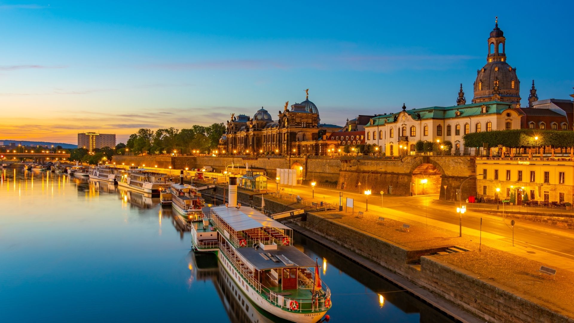 dresden-terrassenufer-abends-berleuchtet